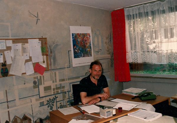 Herr Benzing im Schulleiterbüro 1988